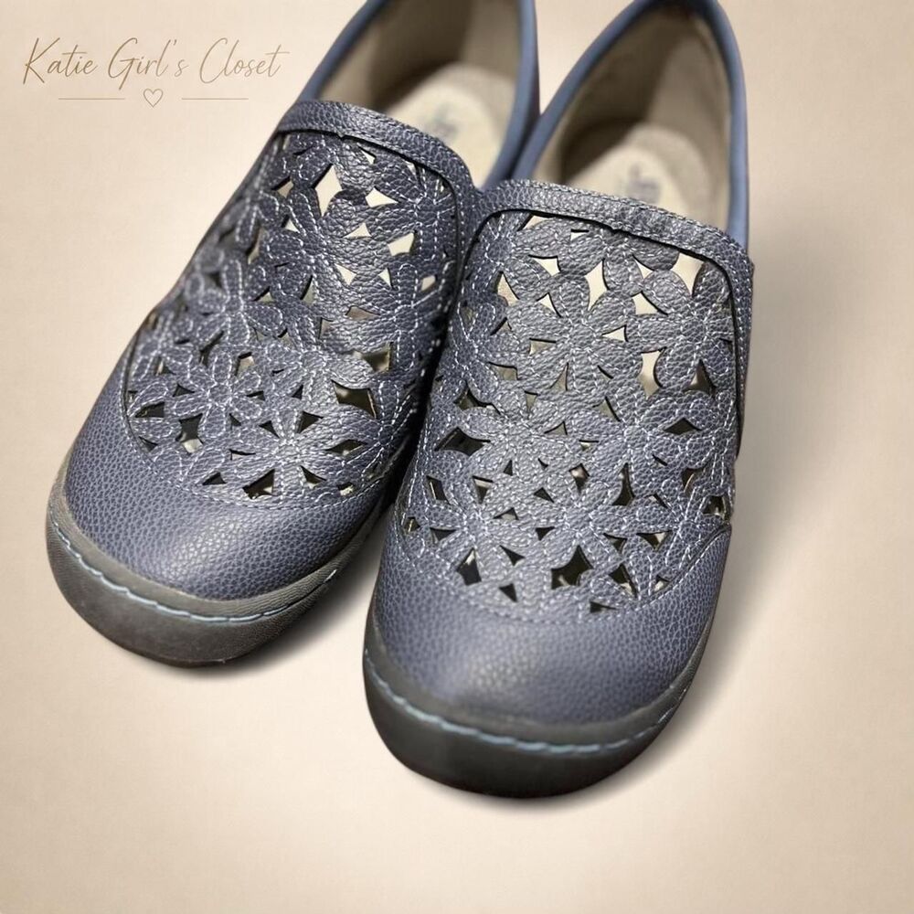 JBU by Jambu Wildflower Blue Floral Cutout Slip-On Shoes Women's 9 Memory Foam